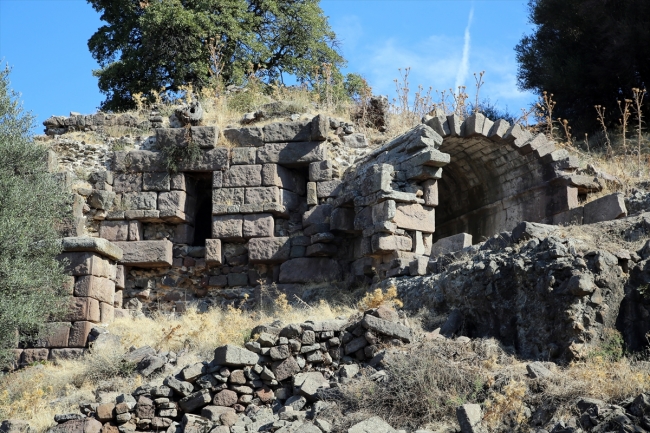 Manisa Aigai Antik Kenti'nde 2 bin 200 yıllık tiyatro girişi bulundu